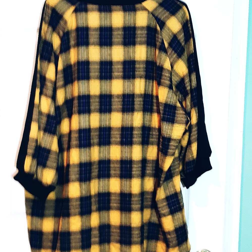 Interchangebal  Black and yellow  sweater